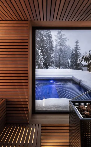 Vista sul whirlpool esterno dalla sauna finlandese